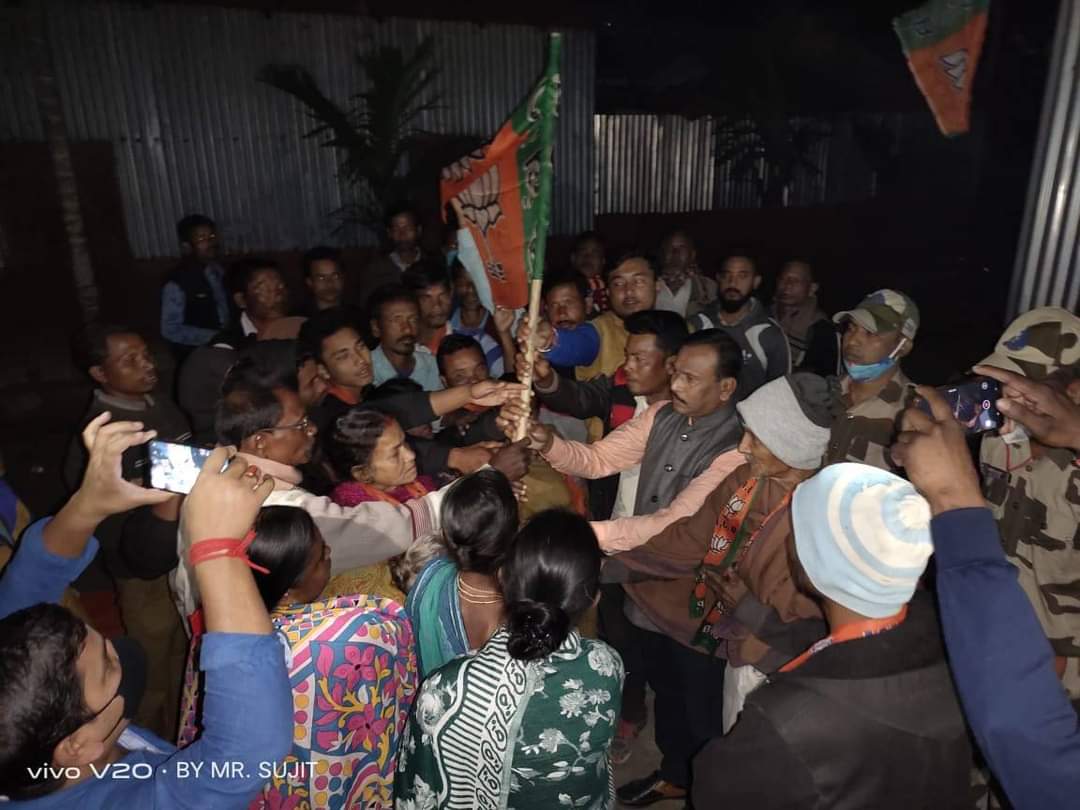 DipakDaCob's tweet photo. আরো বড় হচ্ছে বিজেপি পরিবার!...

আজ কোচবিহার উত্তর বিধানসভা কেন্দ্রের বড়রাংরস অঞ্চলের ৩১ নং বুথের ২০ টি পরিবার তৃণমূলের স্বজনপোষণ ও মিথ্যা প্রতিশ্রুতিতে বিতশ্রদ্ধ হয়ে MLA @SukumarRoyBjp মহাশয়ের উপস্থিতিতে #TMC ছেড়ে #BJP তে যোগদান করেছে। 
#AmarPoribarBJPPoribar @BJP4Bengal https://t.co/0x0nA9dl2y