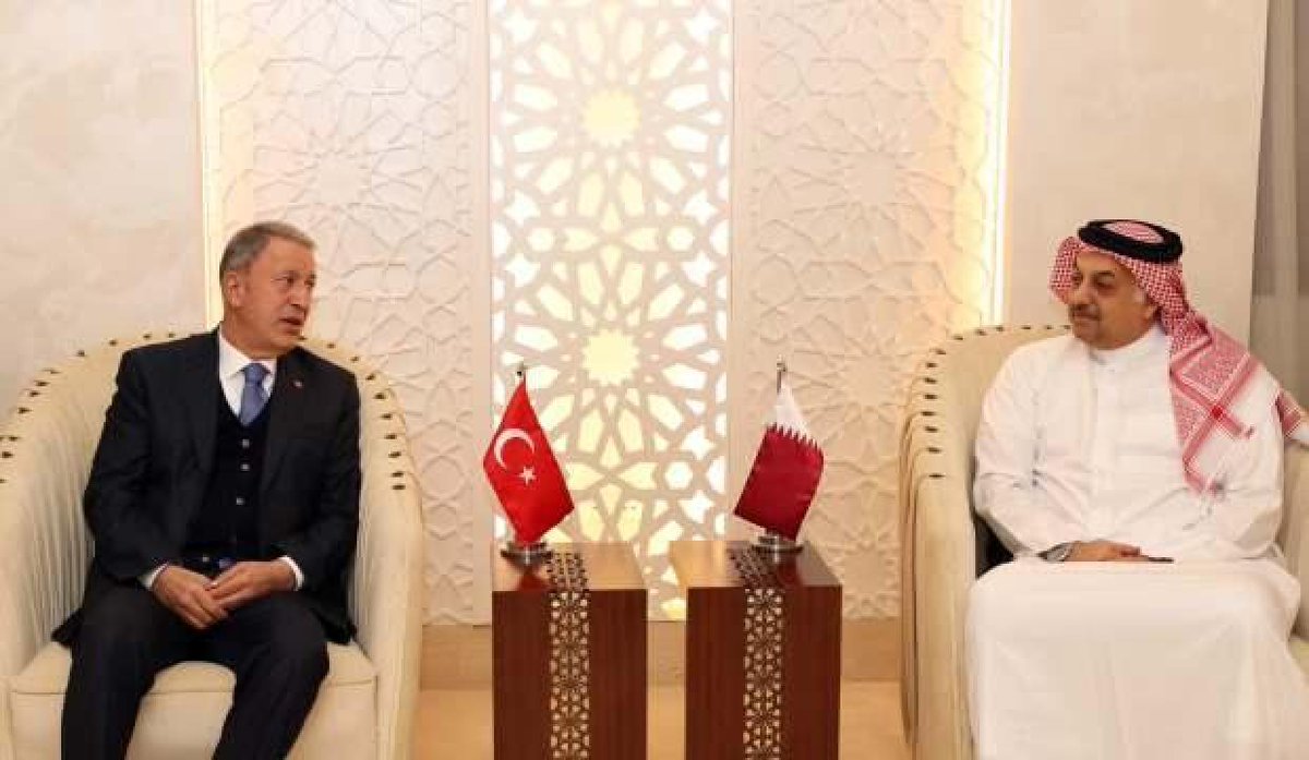 Akar, Cumhurbaşkanı Recep Tayyip Erdoğan'ın gerçekleştireceği ziyarete hazırlık kapsamında geldiği Katar'ın başkenti Doha'da, Katar Başbakan Yardımcısı ve Savunma Bakanı el-Atiyye ile görüştü.İkili vebölgesel savunma, güvenlik ile savunma sanayisinde

turkiyetelevizyonu.com.tr/2021/12/06/bak…