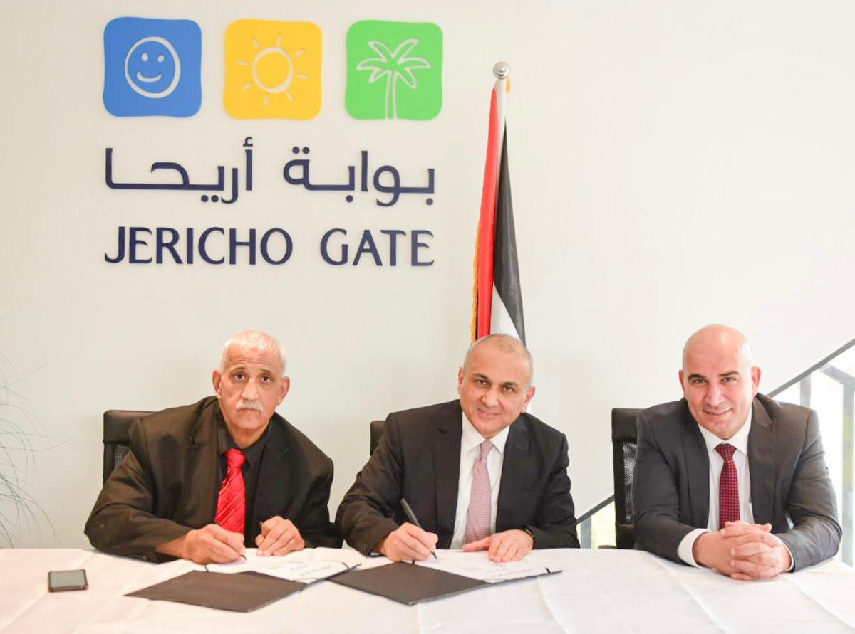 PaltelGroup's tweet photo. خلال توقيع شركة بوابة أريحا مع الأخوة في الشركة الاستثمارية "سكاي جيت" اتفاقية لإنشاء أعلى برج تجاري وسكني في مدينة أريحا، فخورون بتوقيع مثل هذه الاتفاقيات الاستثمارية والتي تُنفذ على أراضي شركة بوابة أريحا، لتصبح البوابة عصرية متكاملة بما ستحتويه من مرافق حيوية ونموذجية https://t.co/H4Ac8TiZFv