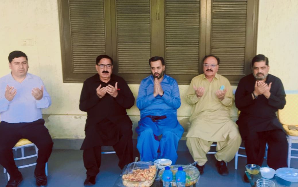 ANPMarkaz's tweet photo. عوامی نیشنل پارٹی سندھ کے صدر شاہی سید اور جنرل سیکرٹری یونس بونیری کی قیادت میں اے این پی وفد پاک سرزمین پارٹی کے چیئرمین مصطفیٰ کمال سے انکے بھائی مجتبیٰ کمال کی وفات پر تعزیت اور فاتحہ خوانی کررہا ہے۔ اس موقع پر صدر پی ایس پی آنیس قائم خانی اور دیگر زمہ داران بھی موجود ہیں۔ https://t.co/J4Qu93hM8a