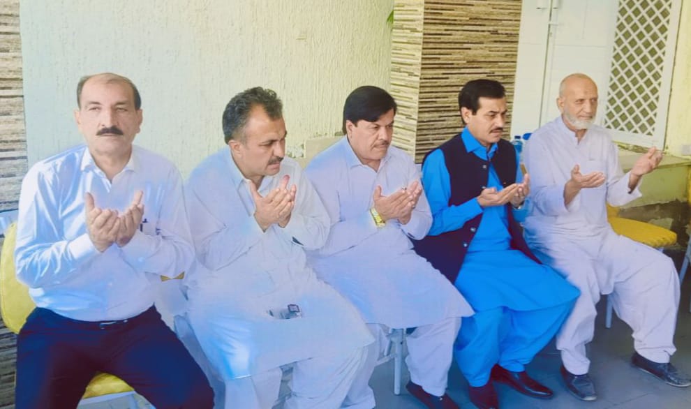 ANPMarkaz's tweet photo. عوامی نیشنل پارٹی سندھ کے صدر شاہی سید اور جنرل سیکرٹری یونس بونیری کی قیادت میں اے این پی وفد پاک سرزمین پارٹی کے چیئرمین مصطفیٰ کمال سے انکے بھائی مجتبیٰ کمال کی وفات پر تعزیت اور فاتحہ خوانی کررہا ہے۔ اس موقع پر صدر پی ایس پی آنیس قائم خانی اور دیگر زمہ داران بھی موجود ہیں۔ https://t.co/J4Qu93hM8a