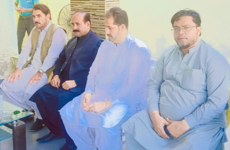 ANPMarkaz's tweet photo. عوامی نیشنل پارٹی سندھ کے صدر شاہی سید اور جنرل سیکرٹری یونس بونیری کی قیادت میں اے این پی وفد پاک سرزمین پارٹی کے چیئرمین مصطفیٰ کمال سے انکے بھائی مجتبیٰ کمال کی وفات پر تعزیت اور فاتحہ خوانی کررہا ہے۔ اس موقع پر صدر پی ایس پی آنیس قائم خانی اور دیگر زمہ داران بھی موجود ہیں۔ https://t.co/J4Qu93hM8a