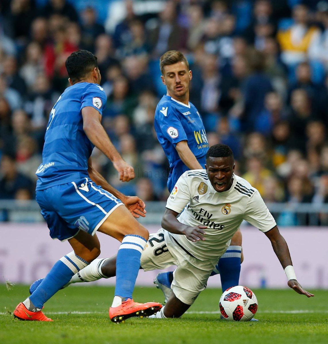 UDMelilla's tweet photo. EFEMÉRIDE | Hoy, 6 de diciembre, se cumplen 3 años de uno de los partidos más importantes de la historia del club. 

✨🔙 Aquel 6 de diciembre de 2018 visitábamos el Santiago Bernabéu para enfrentarnos al @realmadrid en la Copa del Rey.

📸 @realmadrid 

#RealMadridMelilla https://t.co/BhpU30IFyg