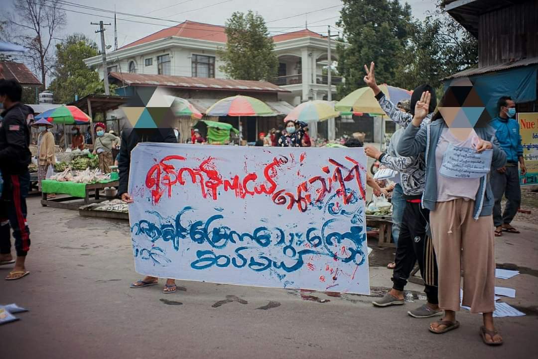 LeeDam_3's tweet photo. A guerrilla style anti-regime protest was launched by the Myitkyina KSCM youth and the Students' Union in #Kachin State.
FREEDOM FROM FEAR
#TerroristsJunta
#FckTheLaw
#Dec6Coup
#WhatsHappeningInMyanmar https://t.co/3FNWcV5iD8