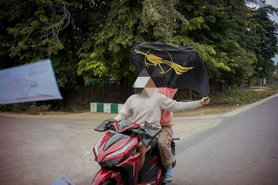LeeDam_3's tweet photo. A guerrilla style anti-regime protest was launched by the Myitkyina KSCM youth and the Students' Union in #Kachin State.
FREEDOM FROM FEAR
#TerroristsJunta
#FckTheLaw
#Dec6Coup
#WhatsHappeningInMyanmar https://t.co/3FNWcV5iD8