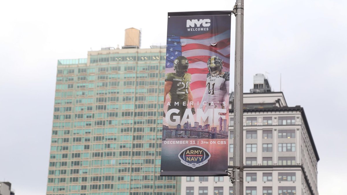 ArmyNavyGame's tweet photo. Getting ready for the Army-Navy Game, presented by @USAA, around NYC.

#ArmyNavy https://t.co/BaDnyeGqJU
