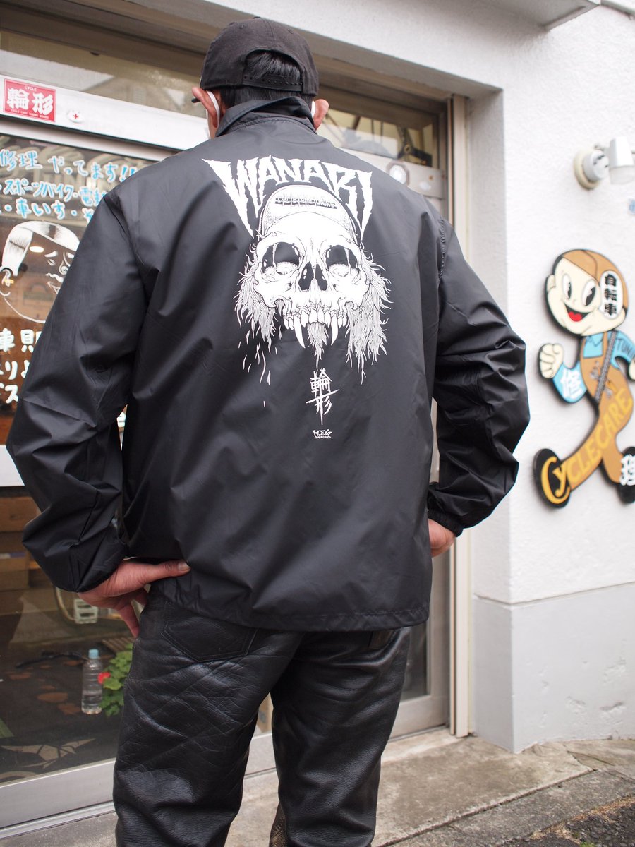 WanariCycle's tweet photo. 輪形 コーチジャケット
自転車屋だけど自転車屋らしくない
ハードコアジャケット作りました。
M✕E✕G氏描き下ろし

12/20まで予約受付中です。ブラックとネイビーの2色
受注予約はDMください。よろしくお願いします。
詳細はブログで。
https://t.co/grvM8Xy1Fz https://t.co/dtfm4GDXOX