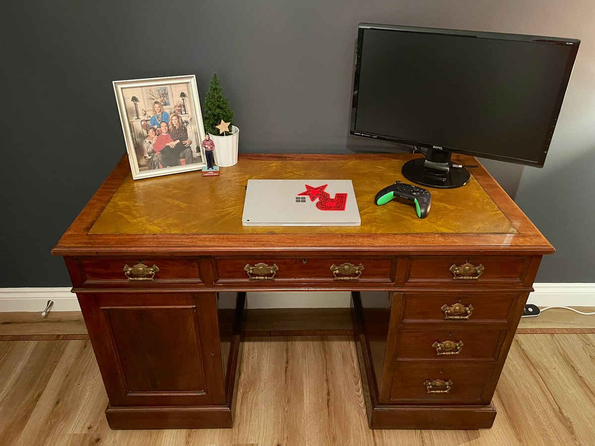 AceyBongos's tweet image. Bought an antique desk and I love it! 

Benefits of buying old furniture:

💰 Cheaper (this was half the price of the new desk I looked at)
💁🏻‍♂️ Loads of character
🌳 Beautifully crafted
🪛 Not flat pack
🏞 Better for the environment
👻 Might be haunted or cursed, exciting