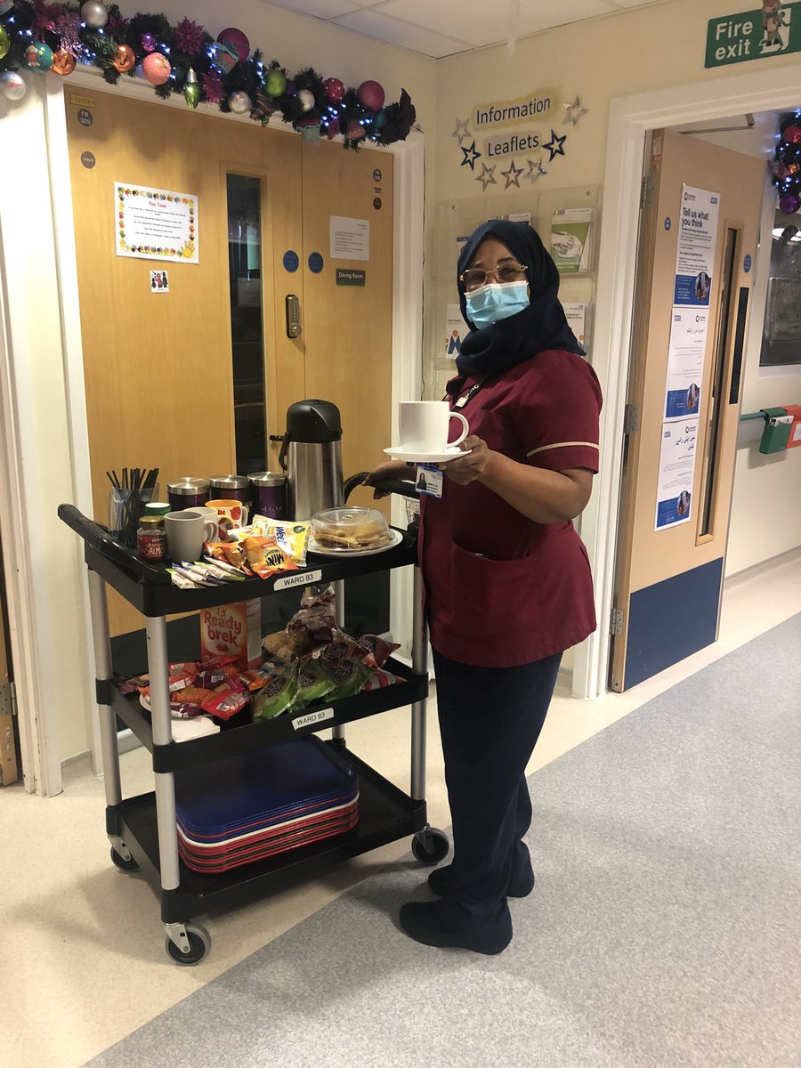 Amina making sure staff got a drink on the drinks round too. #Xmasstaffwellbeing #RMCH🎄2021 <a href="/RMCH_Ward83/">RMCH Ward 83</a> <a href="/RMCHosp/">RMCHosp</a> <a href="/MFTnhs/">MFT NHS</a>