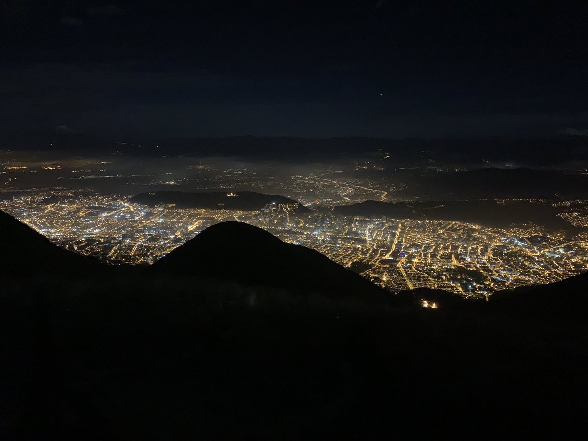 cristianbravoga's tweet photo. La ciudad de todos, ciudad que me acogió hace más cuarenta años, ciudad compleja pero que mantiene su encanto. Verte desde arriba, a 4.696 m.s.m simplemente es mágico. Hoy y siempre te saludo y #QueVivaQuito. #Quito #LindoQuitoDeMiVida https://t.co/XBUGjUSmb7