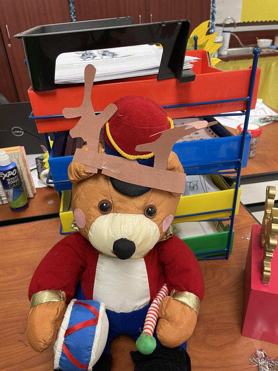 Deaf_ed_MsEborg's tweet photo. #FrostytheElf and #WintertheElf have brought the spirit and jointed @OgdenES_AISD for Rudolph day! #Deafed #LanguageLearning https://t.co/u6Rtoy6Mk4