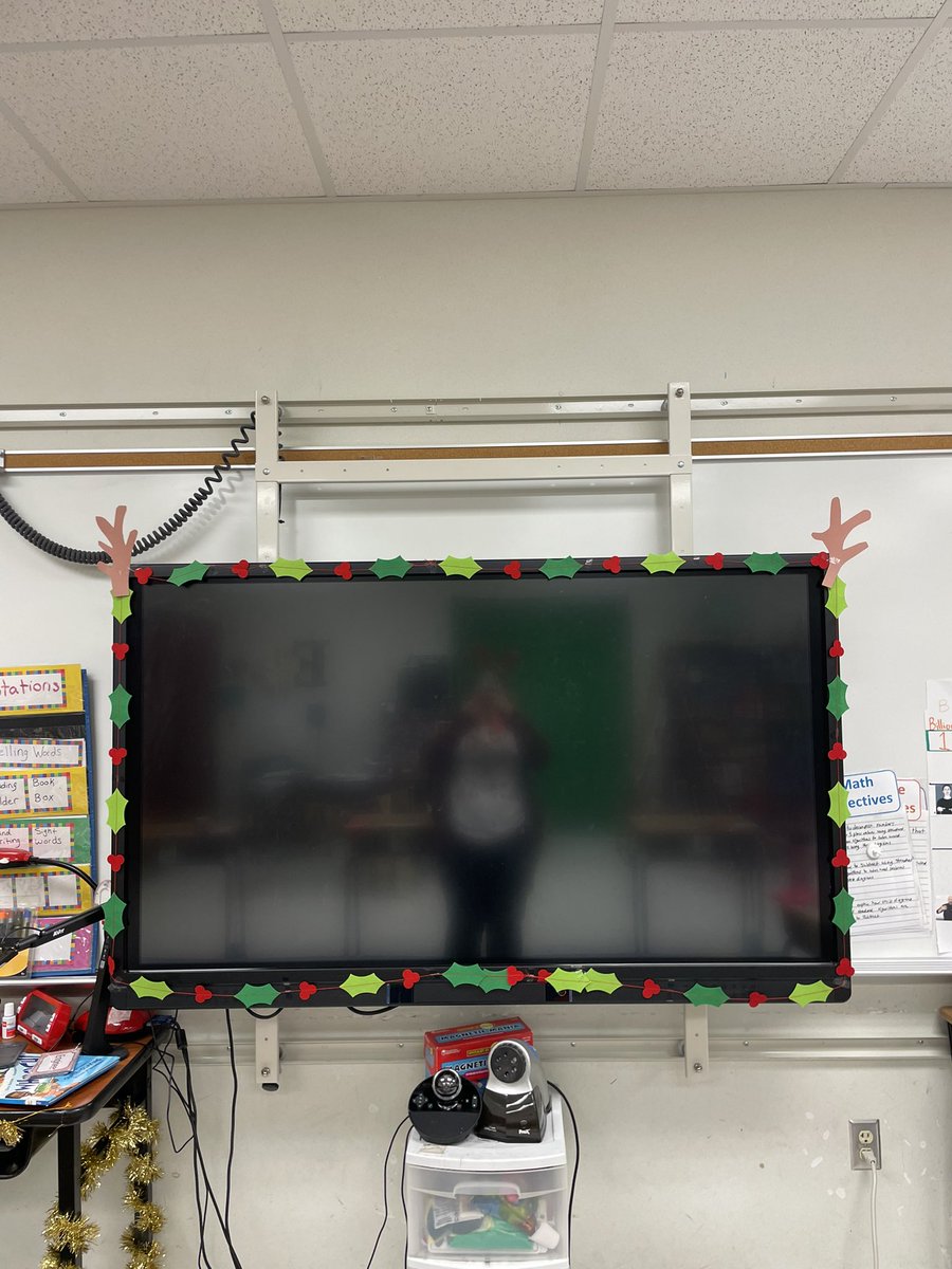#FrostytheElf and #WintertheElf have brought the spirit and jointed <a href="/OgdenES_AISD/">Rick Ogden Elementary School</a> for Rudolph day! #Deafed #LanguageLearning