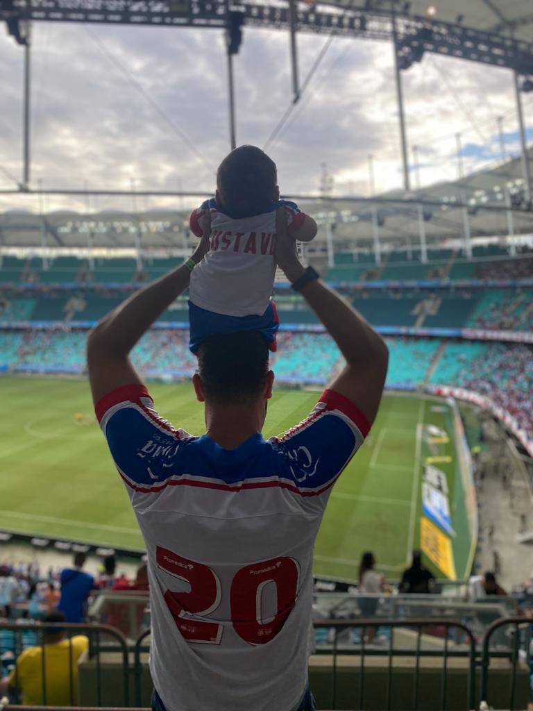 bruleticiass's tweet photo. MEU FILHO É MUIIITO PÉ QUENTE! 
Com dois meses, primeira vez na fonte, com direito a triunfo 😍♥️🙌🏻
#bbmp #gecomvc https://t.co/IyXlRwOe04