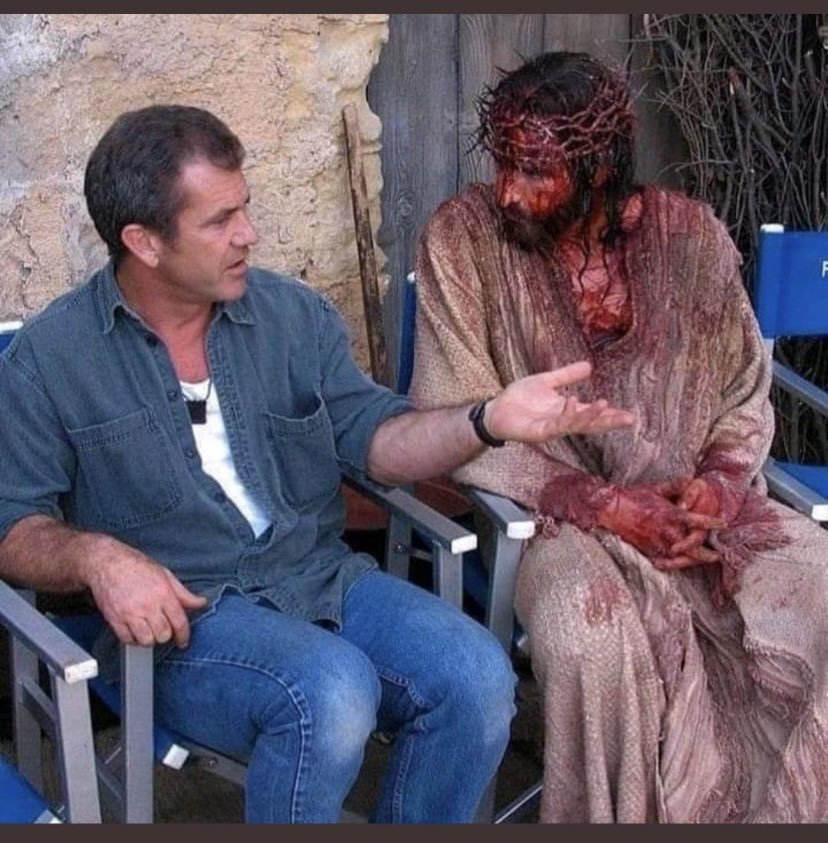 A la derecha, el residente terminando de contar el cambio de guardia. A la izquierda, el adjunto que ya no hace guardias explicándole que ese último paciente no tenía criterios de ingreso