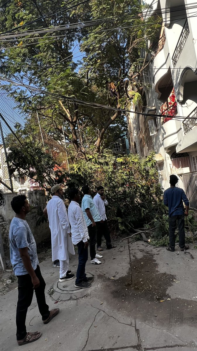 ZafarCorporator's tweet photo. On Instructions of @aimim_national President @asadowaisi sb, &amp; @Jaffarhusainmla sb,@ZafarCorporator along with Area Presidents &amp; @GHMCOnline Urban Bio Diversity Team Supervised Tree Cutting at Nampally Hospital &amp; Habeebnagar Under Mallepally Division https://t.co/C6rXAzGHQC