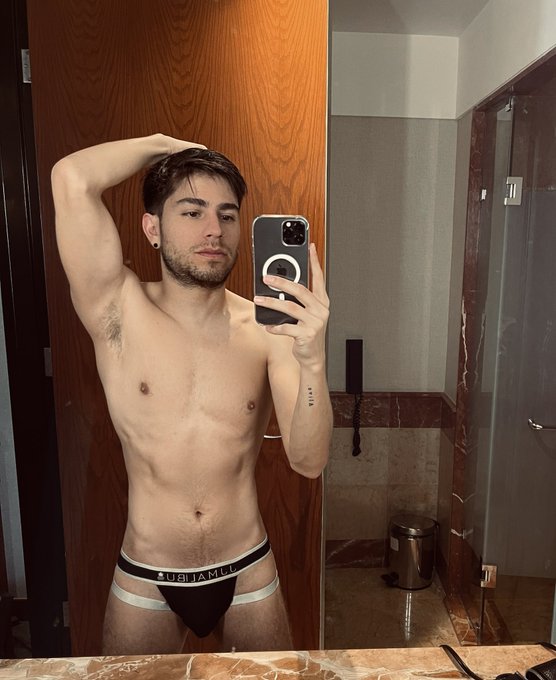 1 pic. ??? 
@jj_malibu https://t.co/LNjmp7KixN