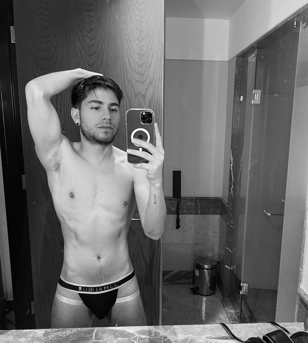 2 pic. ??? 
@jj_malibu https://t.co/LNjmp7KixN