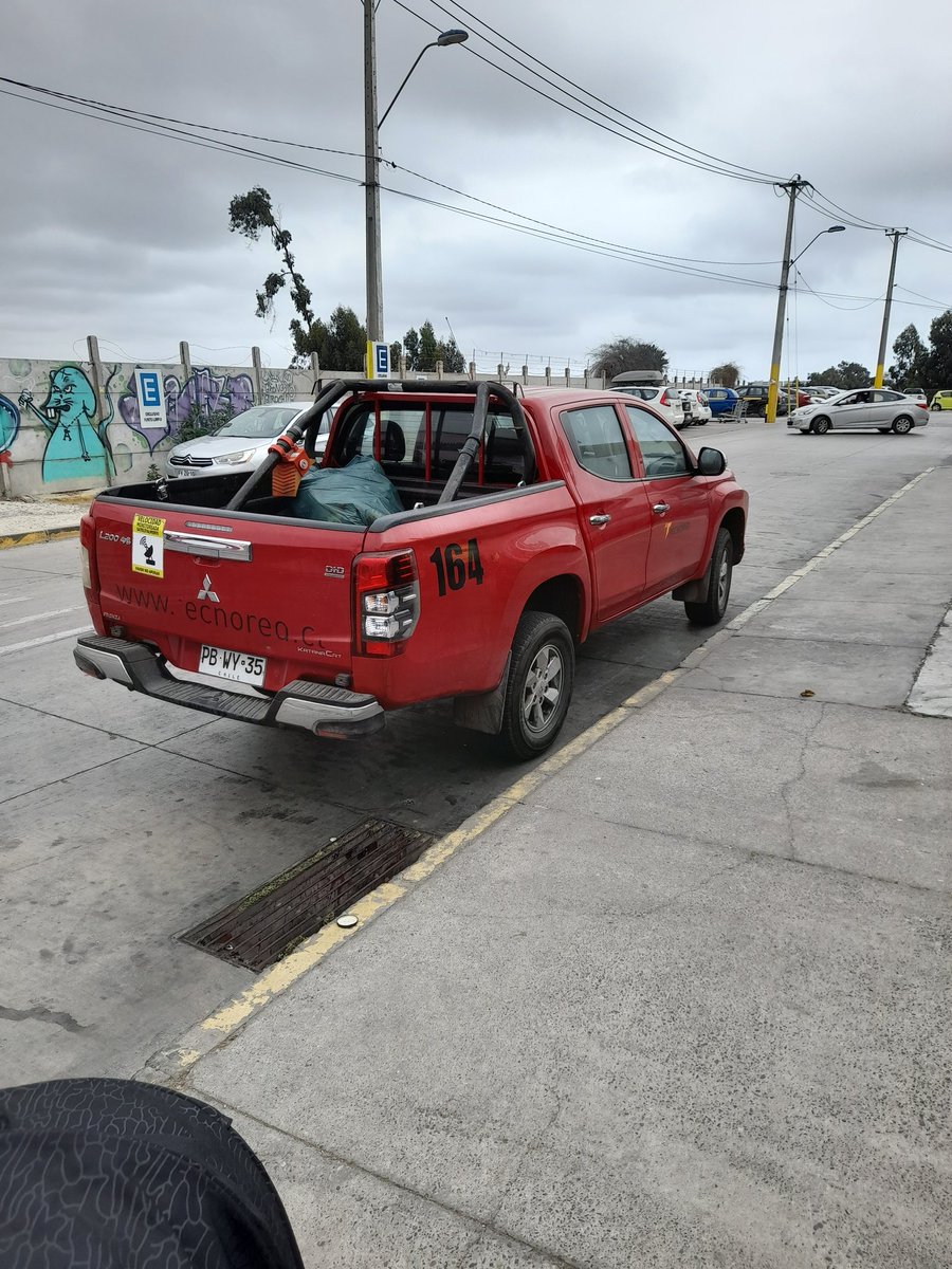 DiegoOuellet's tweet photo. Estacionado en franja amarilla a 3 metros de un cruce!
Que tipo de mandriles contratan en Tecnored?
#tecnored #laserena @_MalEstacionado @ChileRoads @educavialchile @DeAcefalos https://t.co/7F7fMgJXF0