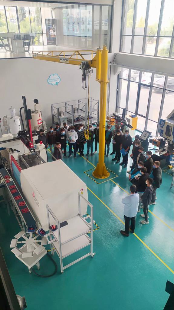 YDDMmersin's tweet photo. Mersin Model Fabrika ve Yenilik Merkezimizi ziyaret eden Şişecam Mesleki ve Teknik Anadolu Lisesi elektrik bölümü 10. sınıf öğrencilerimize teşekkür ederiz.  @yenilikmersin #modelfabrika #mersinmodelfabrika #modelfactory #yalinuretim #leanmanufacturing  #inovasyon #innovation https://t.co/ZIWm4we42N