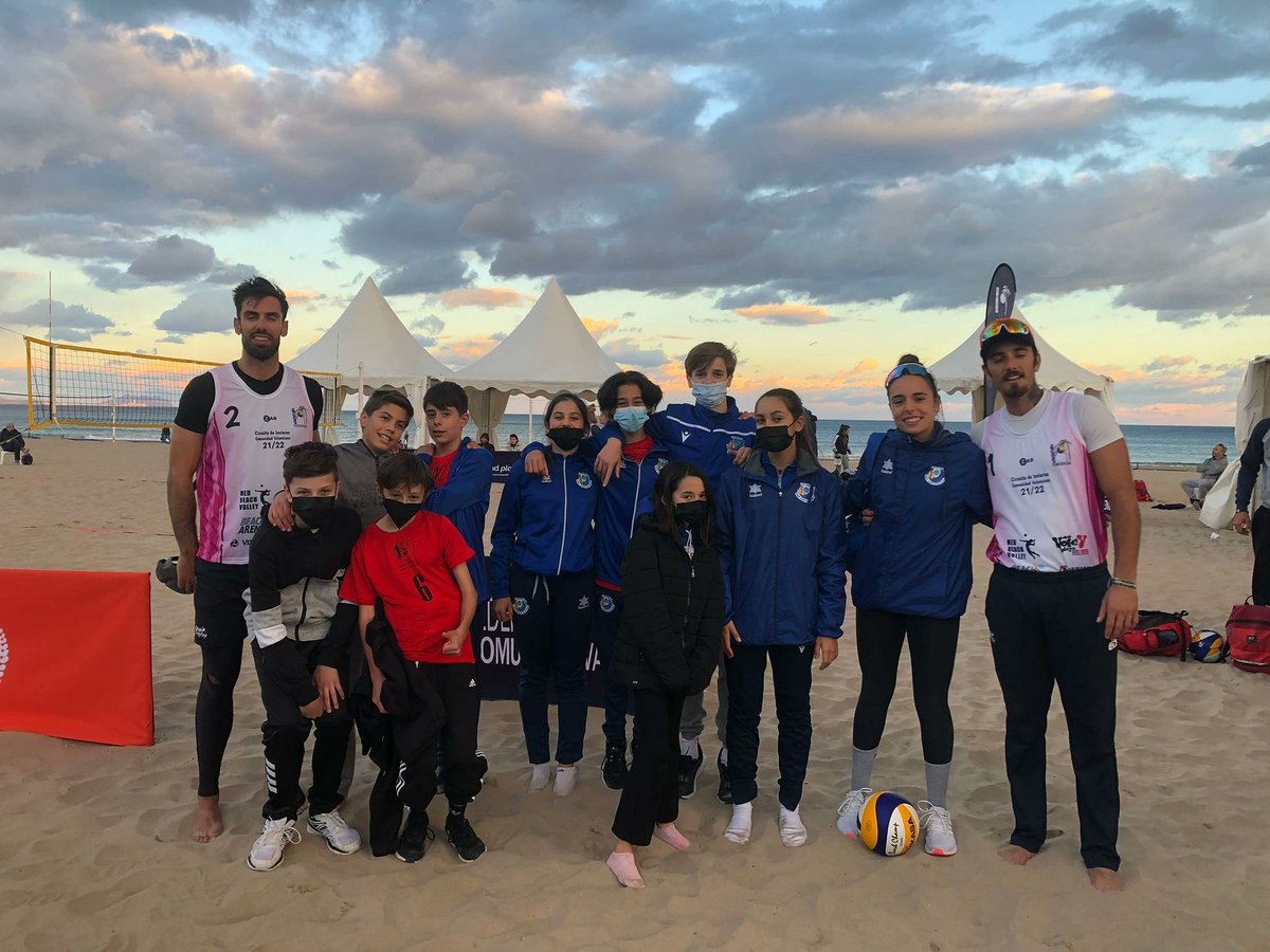 joan_club's tweet photo. En el día de ayer, jugadoras y jugadores de nuestro club se acercaron a la Playa de San Juan para disfrutar de las finales de la 1° Prueba del Circuito de Invierno de Voley Playa de la @fvbcv_com
#cvsj #cvsantjoan #voleyplaya https://t.co/glN0an2MiF