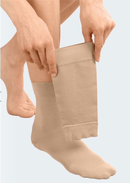 mediUKLtd's tweet image. If your patients have dexterity issues, such as arthritis, they will be struggling to put on their compression hosiery. duomed soft 2easy is so easy to put on. The calf sleeve simply slides over the foot piece, it's as easy as that. Available on prescription. #compressionhosiery