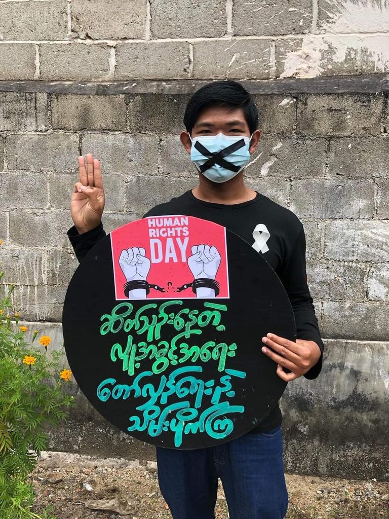 "ဆိတ်သုဉ်းနေတဲ့ လူ့အခွင့်အရေး တော်လှန်ရေးနဲ့ သိမ်းပိုက်ကြ" 

CDMERS in #Kachin State staged a sit-in protest under the title, "Revolutionize the deprived human rights by revolution".
FREEDOM FROM FEAR

#FckTheLaw
#Dec6Coup
#WhatsHappeningInMyanmar