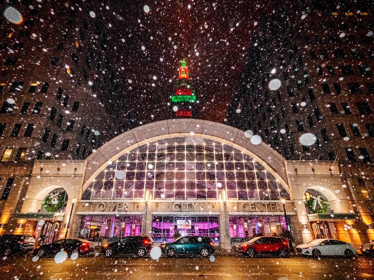 GabeWasylko's tweet photo. A Tower City Snowglobe in Cleveland, OH https://t.co/wyQ2RhyOjy