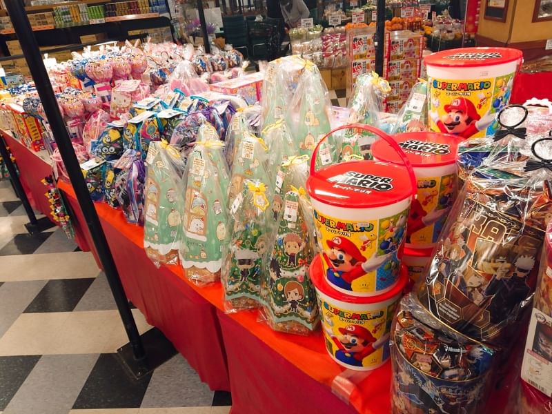 マルシェ デ キッチン 12月はクリスマス クリスマスはクリスマスプレゼント 当店の催事コーナーにて クリスマス関連商品を展開中 定番のサンタのブーツに入ったお菓子や キャラクターがパッケージのお菓子など見ると ワクワクドキドキする商品が マルシェ デ キッチン 12月はクリスマス クリスマスはクリスマスプレゼント 当店の催事コーナーにて クリスマス関連商品を展開中 定番のサンタのブーツに入ったお菓子や キャラクターがパッケージのお菓子など見ると ワクワクドキドキする商品が