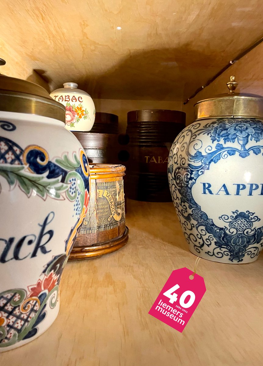 Nog 2 weken…

dan is het #LiemersMuseum eindelijk weer #geopend! 🤩

In het museum staan voorwerpen soms op hele unieke plekken. Zo zie je deze mooie verzameling als je de trap op komt gelopen. 👀

Zien we jou dinsdag 21 december? 🎊