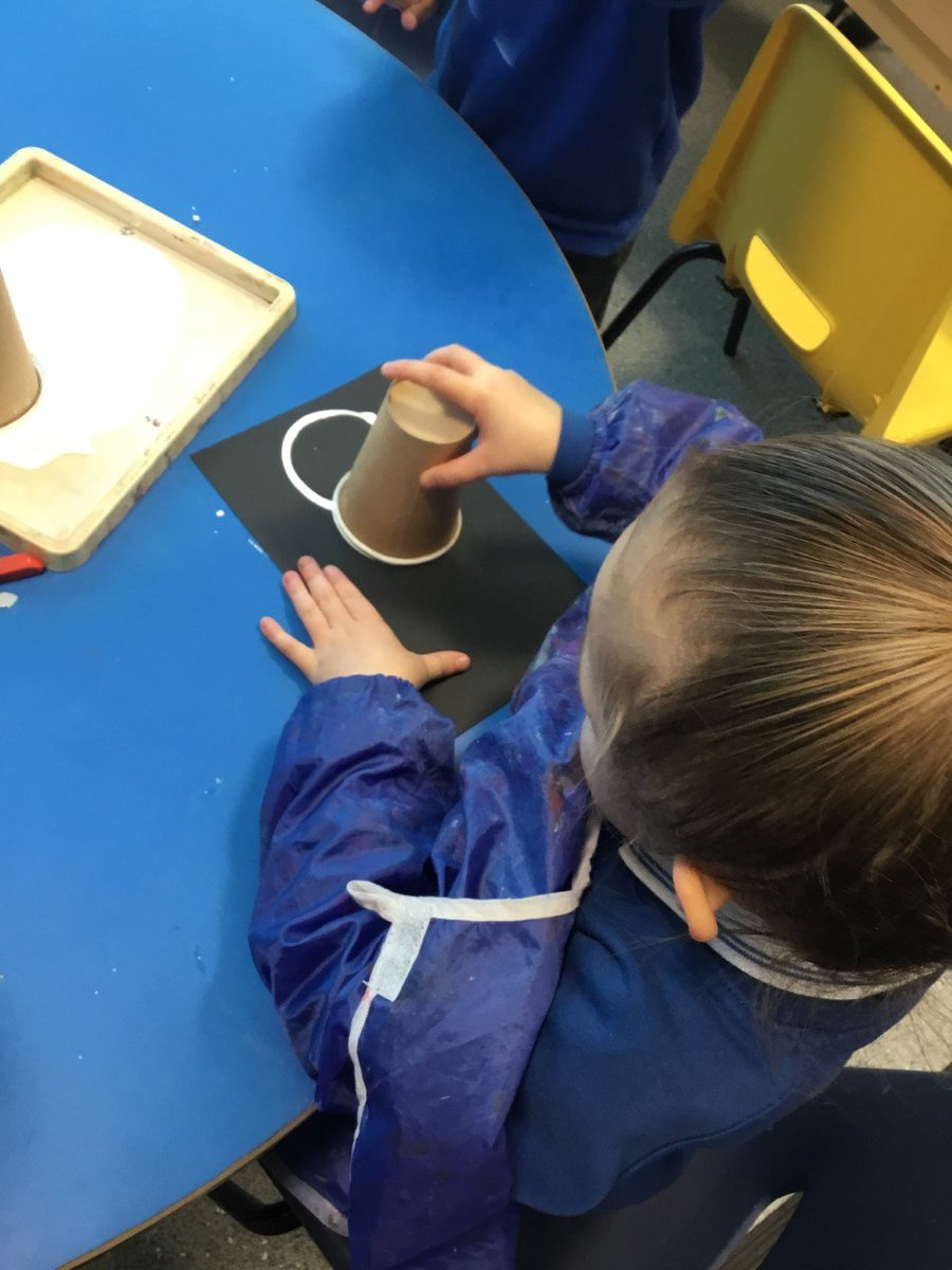 longshawinfants's tweet photo. After watching 'The Snowman' the children took inspiration from this and used a range of different media to create their own snowman #creative #art https://t.co/CbYdr06Riv