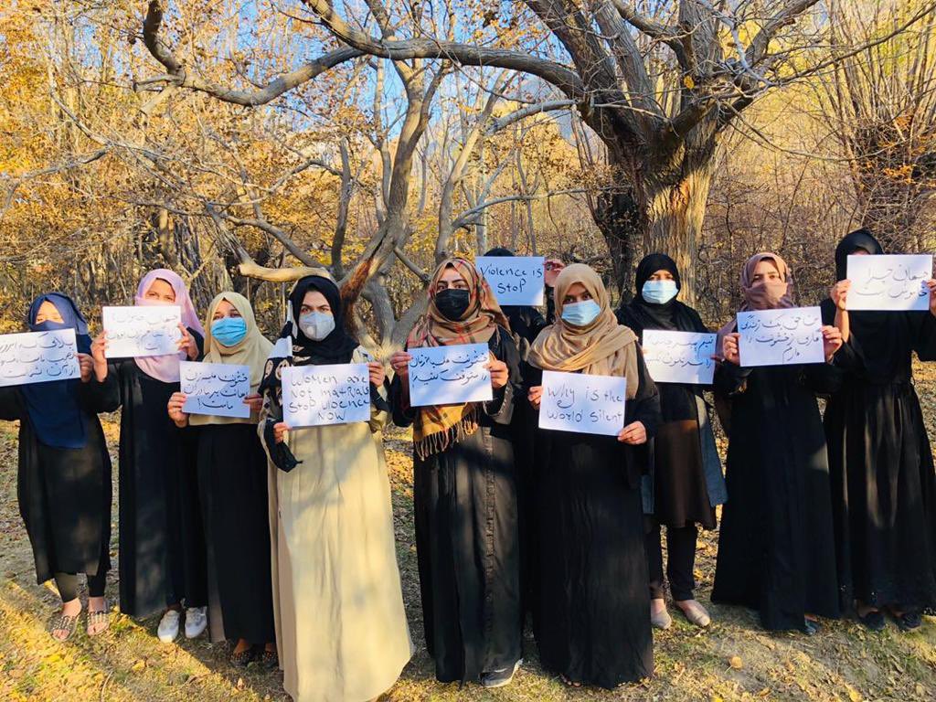 mortazabehboudi's tweet photo. Les femmes afghanes continuent à résister et manifester tous les jours. Nous avons rencontré Madame Raoufi a Kaboul : « Les talibans doivent rouvrir les écoles des filles. » #Afghanistan https://t.co/G5VrlXPZaF