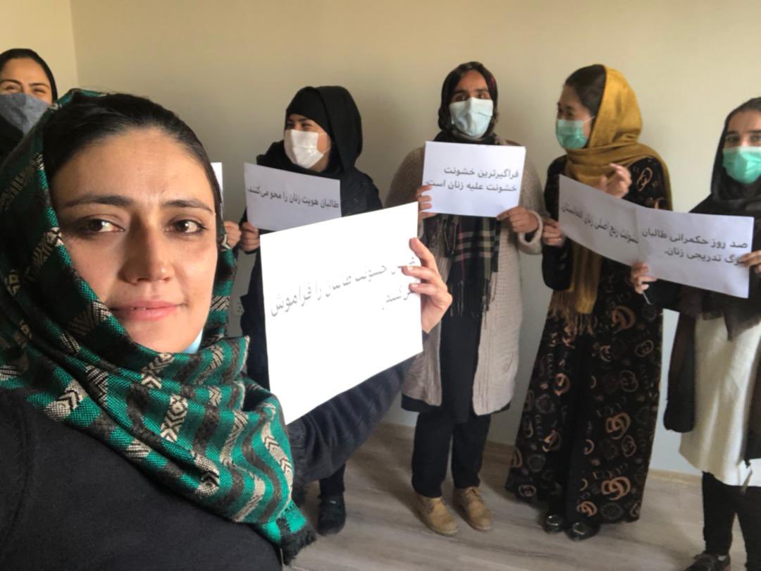mortazabehboudi's tweet photo. Les femmes afghanes continuent à résister et manifester tous les jours. Nous avons rencontré Madame Raoufi a Kaboul : « Les talibans doivent rouvrir les écoles des filles. » #Afghanistan https://t.co/G5VrlXPZaF