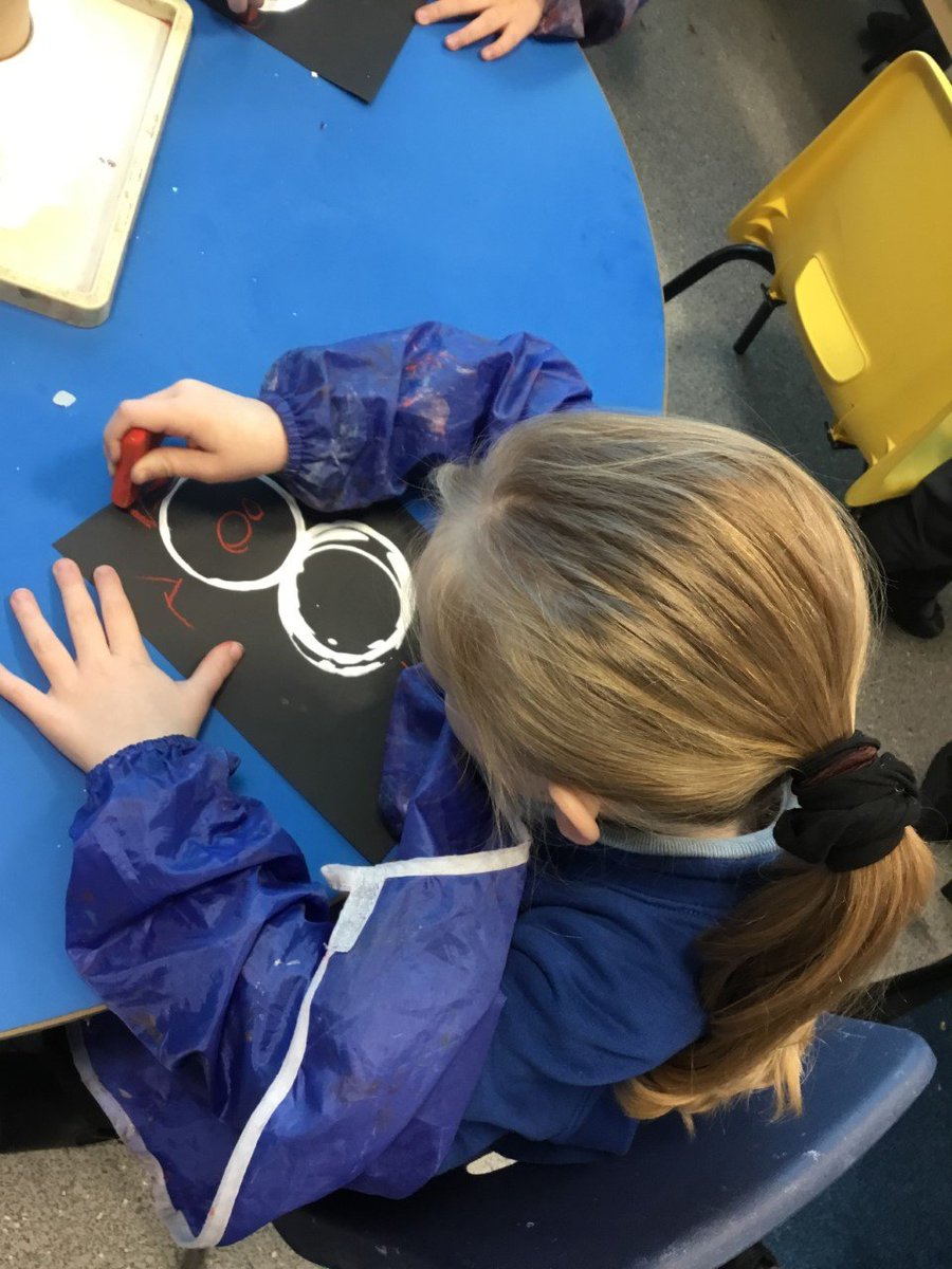 longshawinfants's tweet photo. After watching 'The Snowman' the children took inspiration from this and used a range of different media to create their own snowman #creative #art https://t.co/CbYdr06Riv