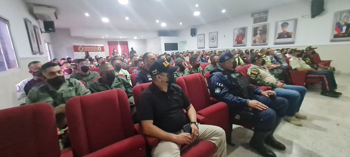 SECSC_ANZ's tweet photo. #06Dic| A través de la Secretaria de Seguridad Ciudadana y la @zodi_anz se realiza el 4to Curso de Adiestramiento al personal Policial y Militar de parque de Armas, Polígono, función policial y Curso BRYL desde la sede de la @GNB_Anzoategui .

@anzoateguigob https://t.co/rKUgPulLyq