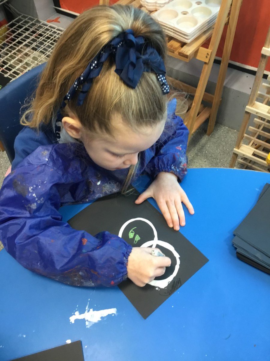 longshawinfants's tweet photo. After watching 'The Snowman' the children took inspiration from this and used a range of different media to create their own snowman #creative #art https://t.co/CbYdr06Riv