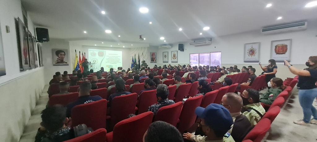 SECSC_ANZ's tweet photo. #06Dic| A través de la Secretaria de Seguridad Ciudadana y la @zodi_anz se realiza el 4to Curso de Adiestramiento al personal Policial y Militar de parque de Armas, Polígono, función policial y Curso BRYL desde la sede de la @GNB_Anzoategui .

@anzoateguigob https://t.co/rKUgPulLyq