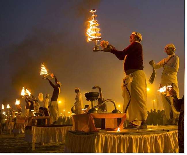 Pinkshmita's tweet photo. नदी किनारे बसा हमारा गाँव
शाम को जगमगाते दीयों का होता प्रकाश
#Shmita  #शब्दनिधि https://t.co/iGrtp2cJ2x