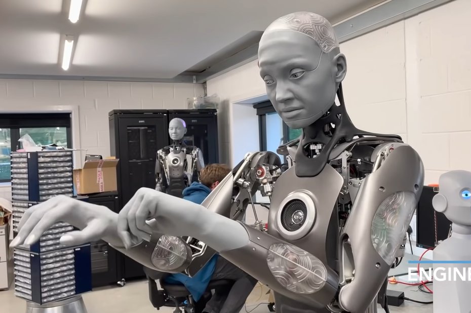 LUsineDigitale's tweet photo. Ameca, le robot humanoïde aux expressions faciales proches de celles des humains https://t.co/gQKhMSbroF https://t.co/Vfw40zmInu
