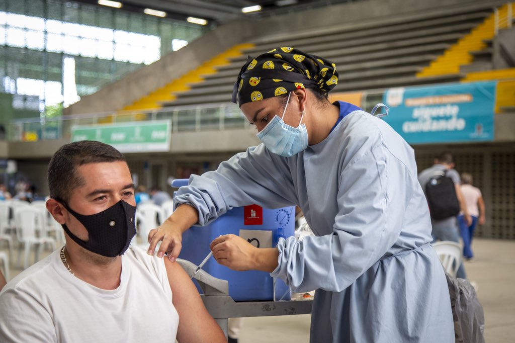 AlcaldiadeMed's tweet photo. El 2020 fue un año retador para la ciudad, pero gracias al esfuerzo y la vacunación pudimos reactivarnos y ser referente en el manejo de la pandemia por la #COVID19 🦠😷.  

Empezamos esta semana con la invitación a vivir la #CumbreSaludMedellín este 6 y 7 de diciembre. https://t.co/1Z7fW9iC5w