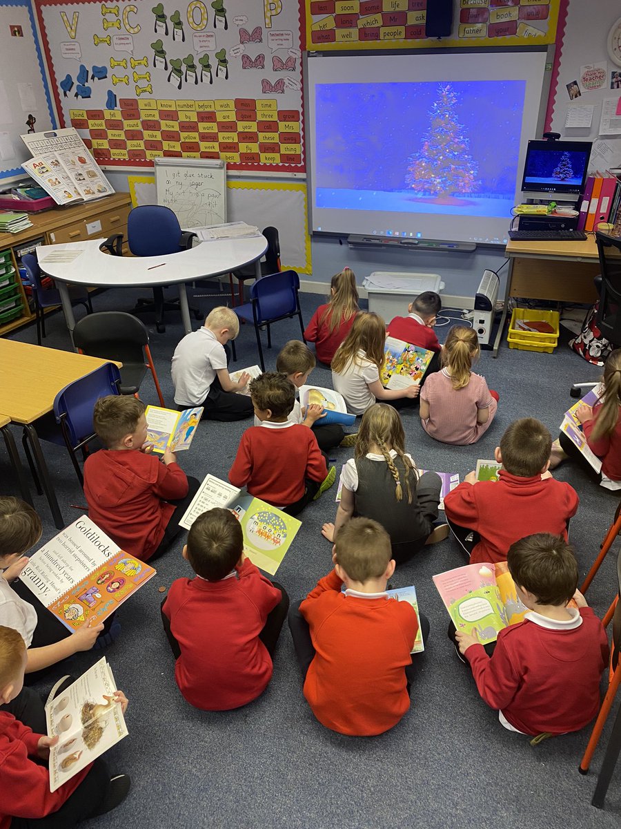 MissDonnellyBP's tweet photo. Day #4 Read around your โvirtualโ class Christmas tree. ๐๐๐ #FMReadingChallenge @FMReadChallenge https://t.co/nGSxC6xehJ