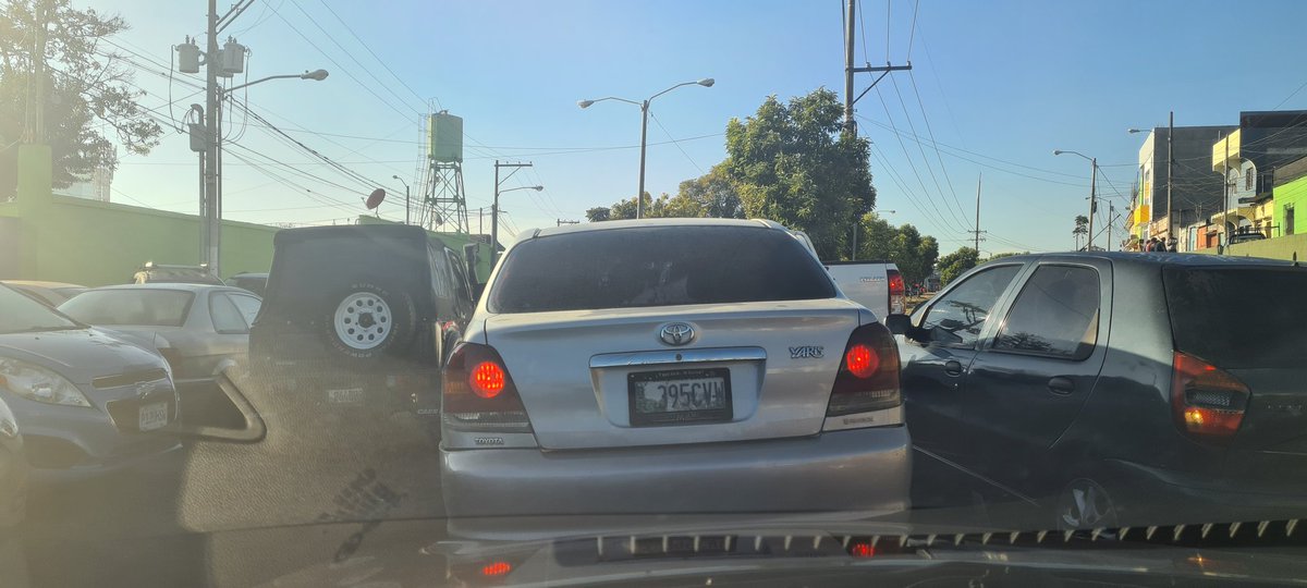 NekronRt's tweet photo. Buenos días don @amilcarmontejo, @muniguate en el predio municipal que esta al inicio de la atanacio entrando por la 24 calle hay carros parqueados obstruyendo un carril, esto proboca un embudo y genera mas trafico, como es posible que hagan eso siendo empleados municipales?? https://t.co/hZYmaCCGDF
