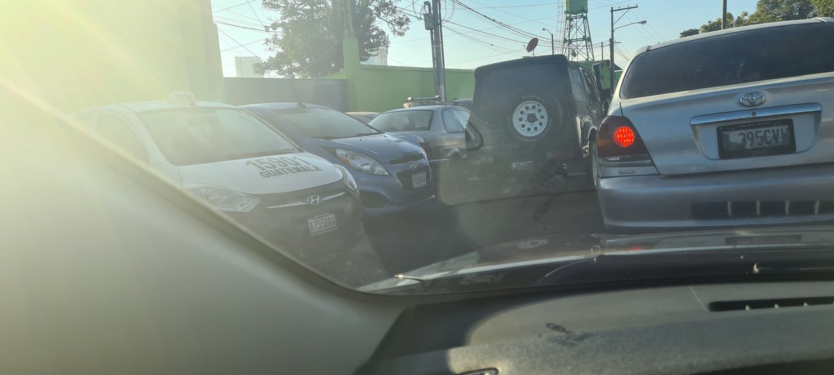 NekronRt's tweet photo. Buenos días don @amilcarmontejo, @muniguate en el predio municipal que esta al inicio de la atanacio entrando por la 24 calle hay carros parqueados obstruyendo un carril, esto proboca un embudo y genera mas trafico, como es posible que hagan eso siendo empleados municipales?? https://t.co/hZYmaCCGDF