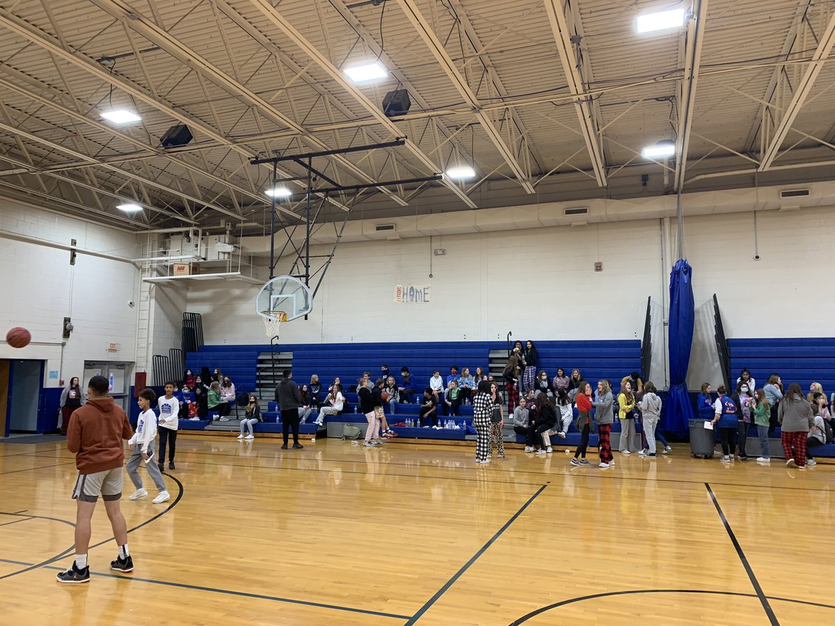 NCAPS_AD's tweet photo. Dunks 🏀 and Donuts 🍩 this morning to celebrate the awesome work of our @BodePatriots honor roll students https://t.co/DeBcY09Afq