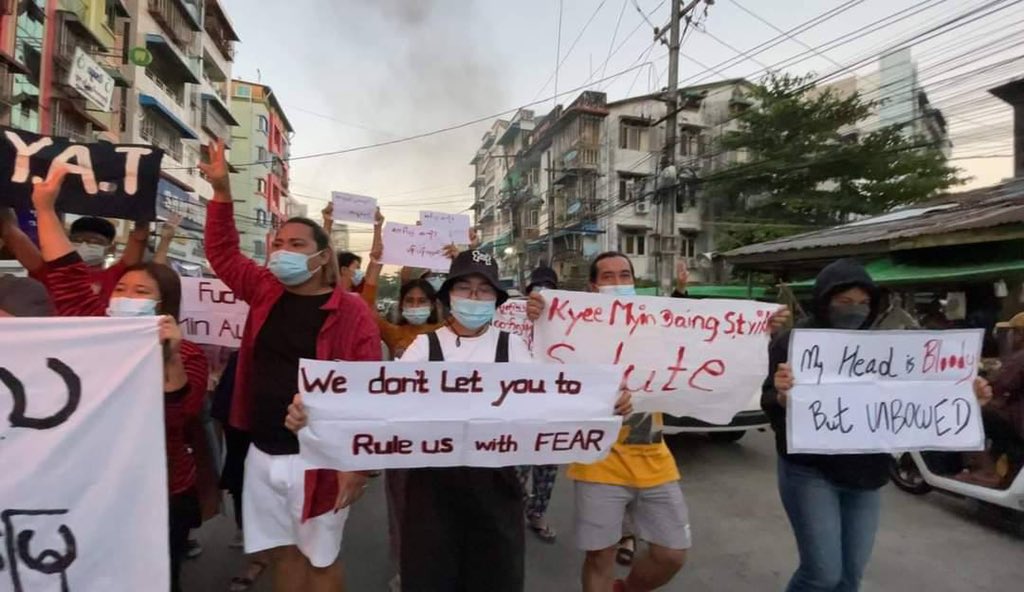 KLT_96's tweet photo. Brave protesters in Yangon showing that the Dictators won't be able to rule with Fear on public anymore.
"We shall not be govern."

#WhatsHappeningInMyanmar
#Dec6Coup
https://t.co/7F2GPq11Kq