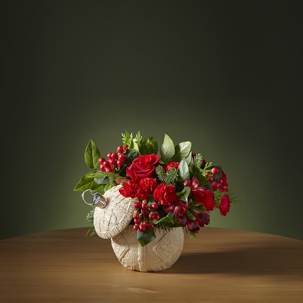 USAA's tweet photo. Near or far, give joy to your loved ones this holiday season with @ftdflowers. Save 25% on bouquets, plants and more at https://t.co/F8sqcxhXsv. #PerksOfMembership #HolidayPerks https://t.co/fHx2yYjzc7