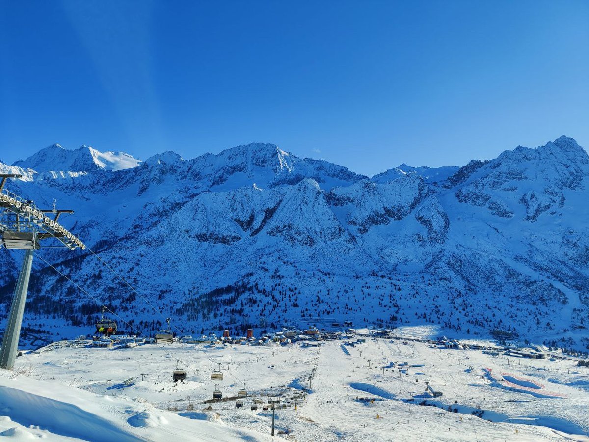 tonalecosmology's tweet photo. Great skiing conditions today at Tonale! And back to the lectures, now by Marta Spinelli on "#cosmology with @SKAO"!  #WSCtonale #cosmology   #astronomy https://t.co/AK1DxCuR6f