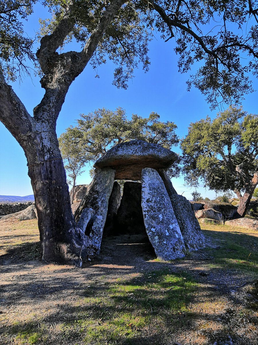 noelcaq's tweet photo. Mañana de ruta por #valenciadealcantara Dolmenes La Zafra) I, II, III y IV cc @viajarporextrem https://t.co/c5CKpD8qAF