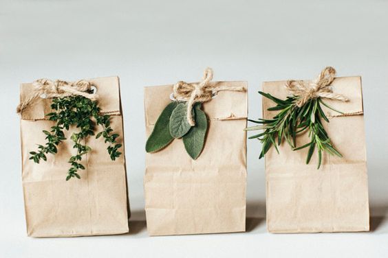 recyclebycity's tweet photo. #Chicago friends: Did you know wrapping is no longer accepted in your recycling bin? Yet another great reason to put those paper bags (and nature!) to use this holiday season. No matter where you live, we've got plenty of ideas here: https://t.co/0KIIk7RI5w 🎁 https://t.co/hOAt95kJRw