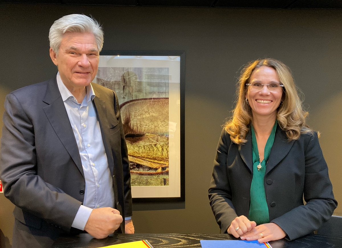 Kooperation🧡demokrati. Idag har Marie Nygren, ordförande för Svensk Kooperation och vd för KF skrivit under Deklarationen för en stark demokrati tillsammans med Peter Örn, ordförande för Kommittén Demokratin 100 år. #svekoop #demokratideklaration #demokrati100 #firademokratin