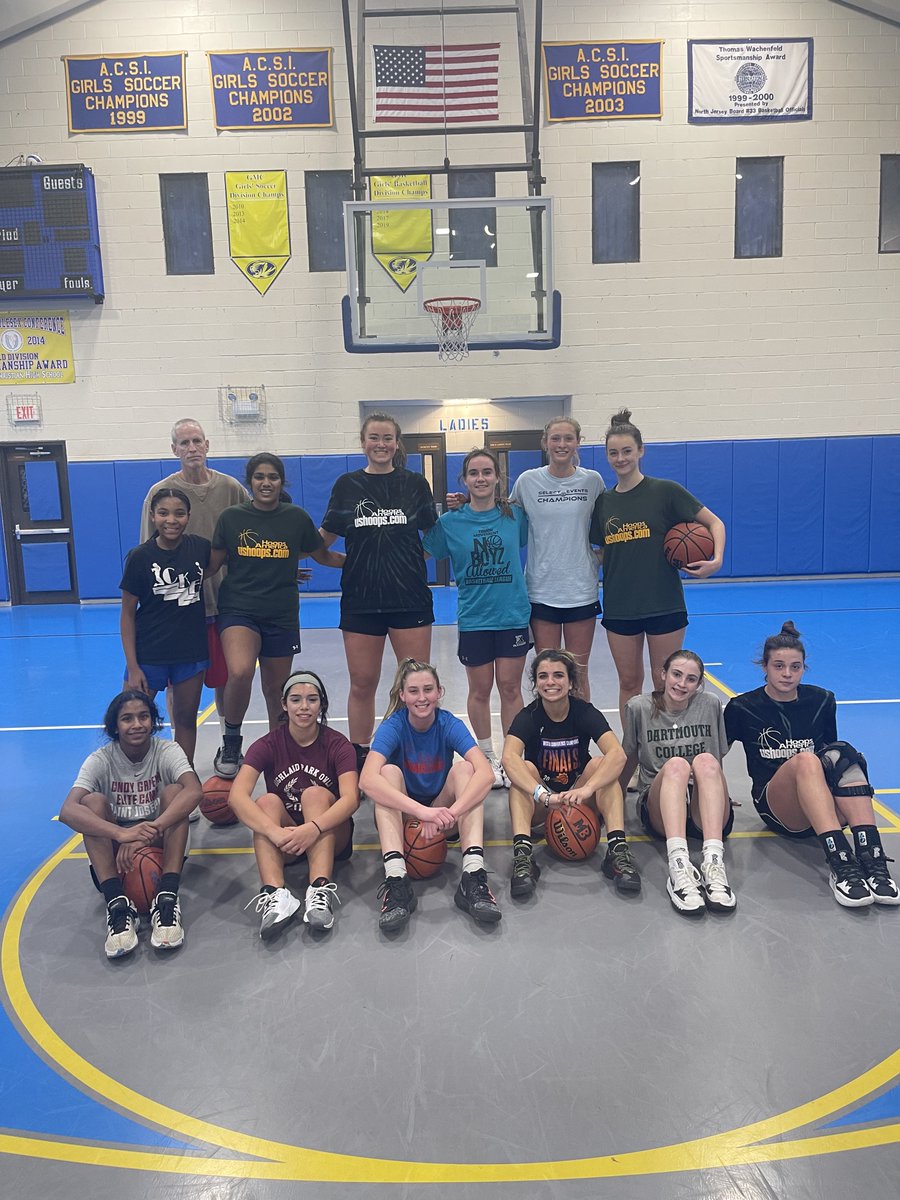 ushoops's tweet photo. 🧐 Look closely. Something special happening here!
❄️HS Students garner close personal attention to improve #IndividualSkills. "As your season develops, will your game do the same?"
❄️Young students build #RightFoundation to take their games to the highest heights!
❄️Mon 7pm! https://t.co/wBsSpCDHN4
